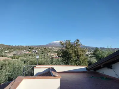 Vista generica sulle montagne o vista sulle montagne dall'interno dell'appartamento