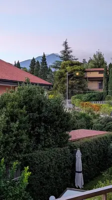 Vista generica sulle montagne o vista sulle montagne dall'interno dell'appartamento