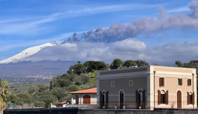 Vista generica sulle montagne o vista sulle montagne dall'interno della casa vacanze