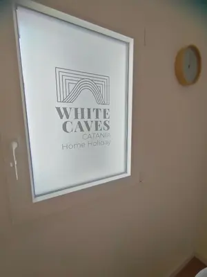 Certificato, attestato, insegna o altro documento esposto da White Caves Catania Apartment
